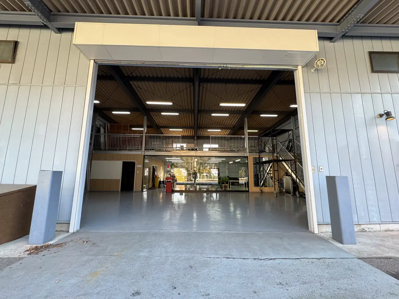 A entrada para veículos, olhando para o piso do estúdio
