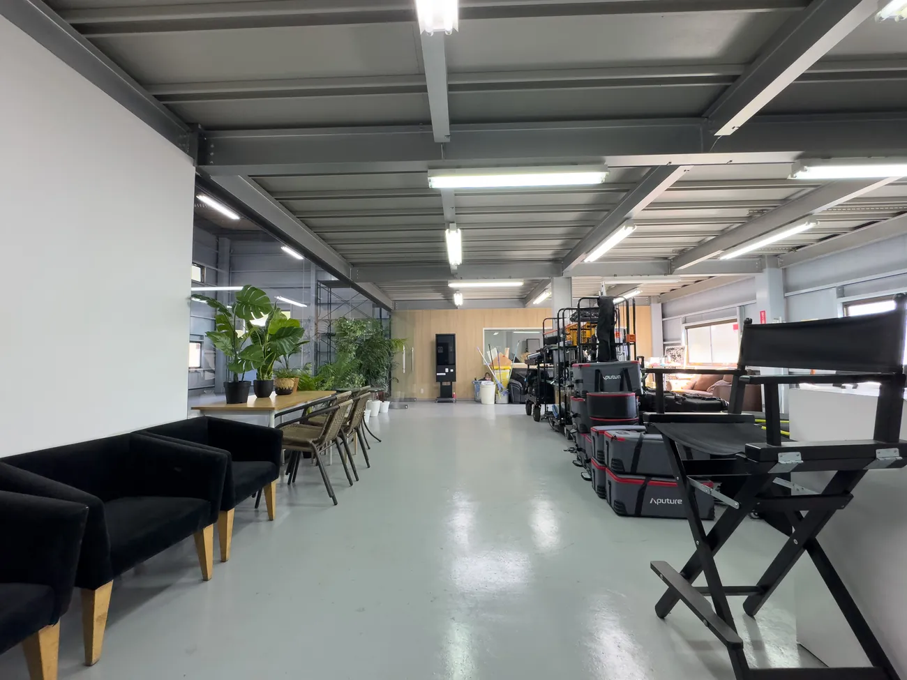 O lounge e a área de estar ao lado do piso