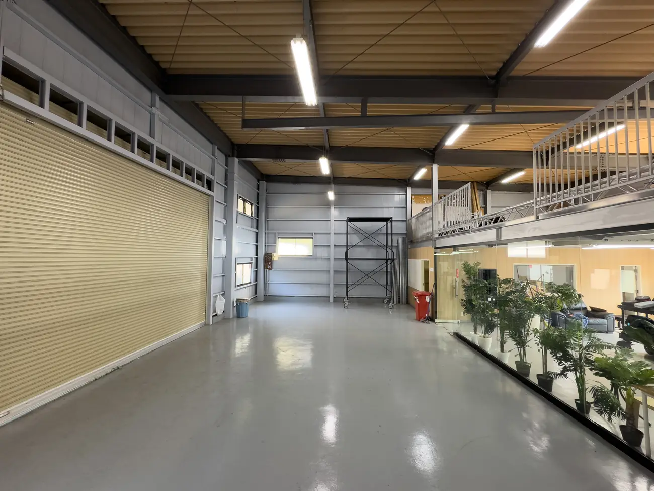 O piso principal com o mezanino acima e a porta fechada